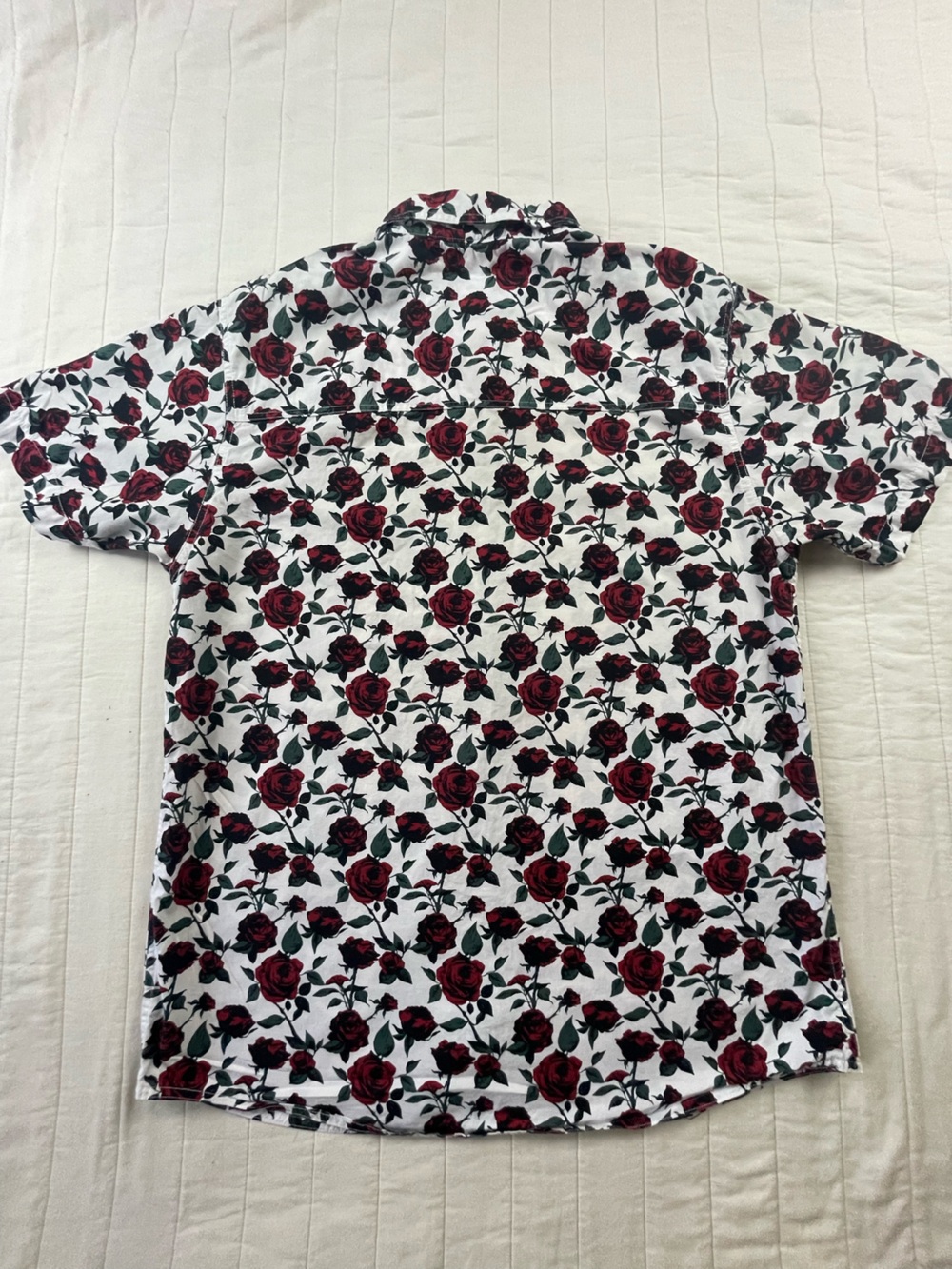 Empyre White Short-Sleeve CottonButton-Up with Red Rose Print Medium - Picture 9 of 9